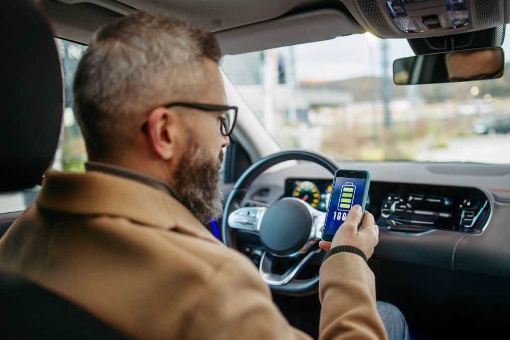 6-Quels sont les accessoires nécessaires pour connecter son smartphone à l'électronique embarquée d'une voiture