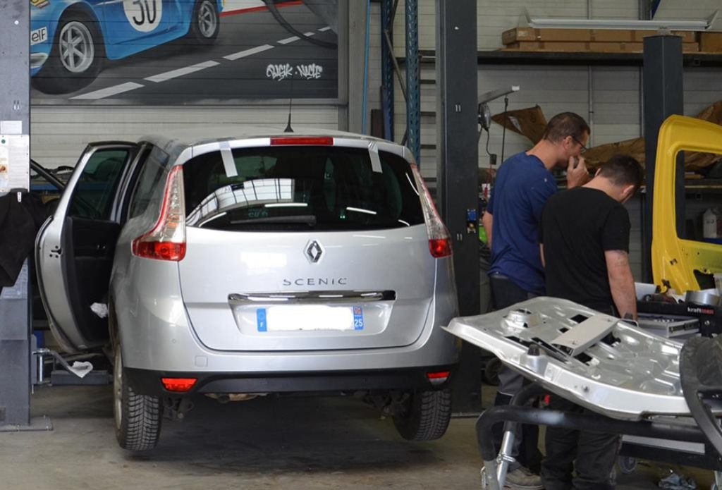 Renault à un garage